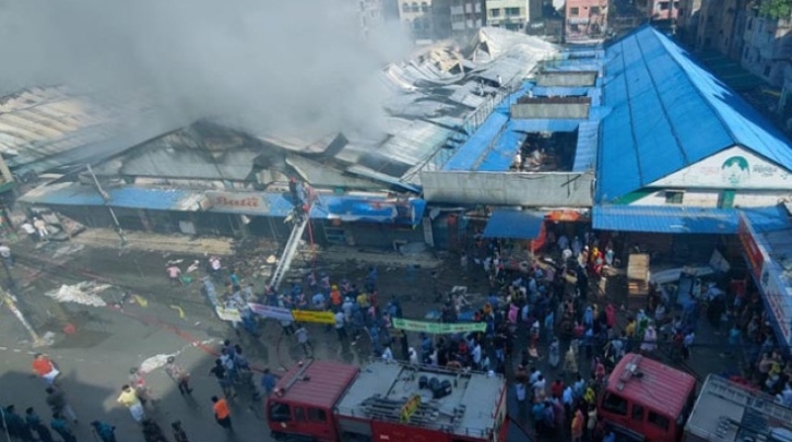 ৬ ঘণ্টা পর কৃষি মার্কেটের আগুন নিয়ন্ত্রণে