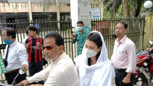 আয়েশা সিদ্দিকা মিন্নি বাবার সঙ্গে মোটরসাইকেলে আদালতে এলেন