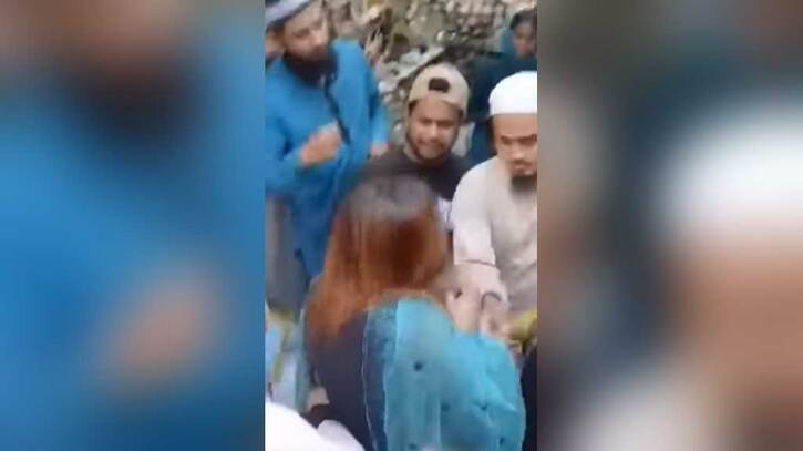 মিরপুরে জুতা কিনতে গিয়ে হেনস্তার শিকার নারী