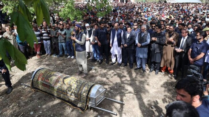 কাশ্মীর হামলার জবাব কীভাবে দেওয়া উচিত ভারতের — শশী থারুর