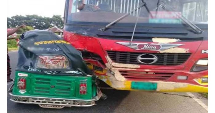 ময়মনসিংহে বাসের চাপায় সড়কে ঝরলো শিশুসহ ৭ জনের প্রাণ