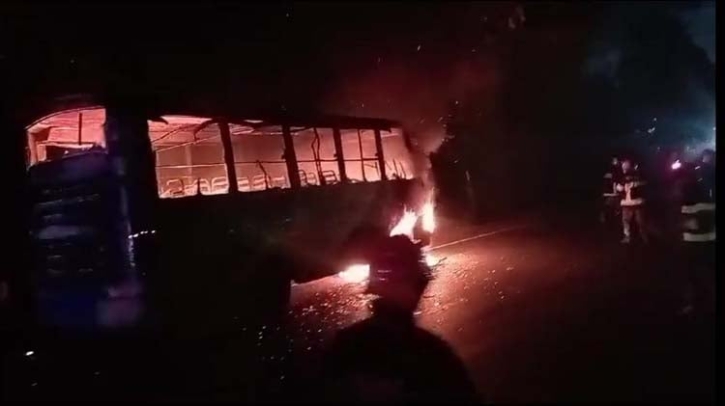 মুন্সীগঞ্জের গজারিয়ার মিনিবাসে আগুন, আহত ১