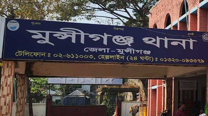 মুন্সীগঞ্জে কেন্দ্রের সামনে মুহুর্মুহু বোমা বিস্ফোরণ, ভোট ব্যাহত
