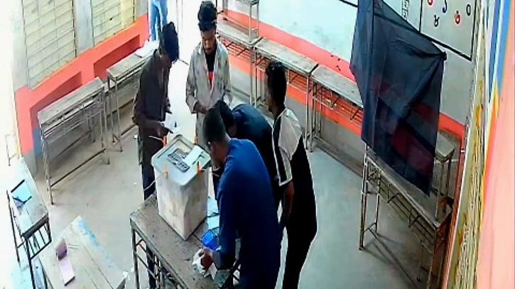 ময়মনসিংহে কেন্দ্র দখল করে ব্যালটে সিল মারার ভিডিও ভাইরাল