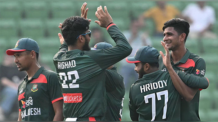 নাহিদের ফাইফারে ১১৪ রানেই শেষ পাকিস্তান