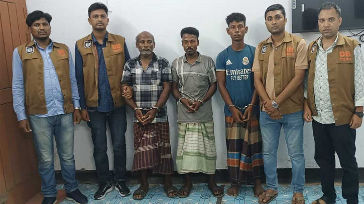 ‘বাবা-ছেলের পরিকল্পনায়’ নওগাঁয় এক পরিবারে চার খুন: দাবি পুলিশের