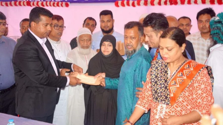 গণঅভ্যুত্থানে শহীদ ২১ পরিবারকে আর্থিক অনুদান দিলেন জেলা প্রশাসক