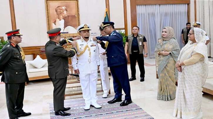 নৌবাহিনী প্রধানের এডমিরাল পদে পদোন্নতি