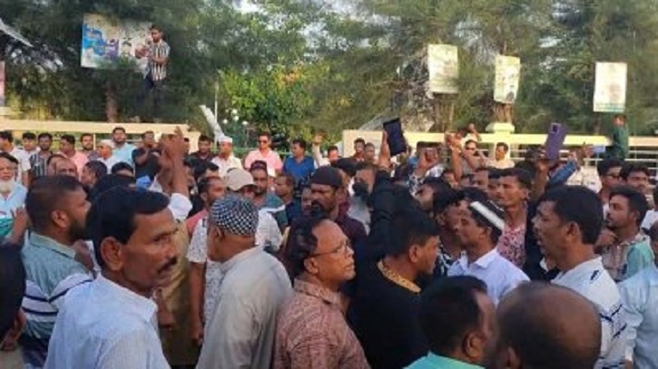 মোংলায় এনসিপির মামলার প্রতিবাদে বিএনপির থানা ঘেরাও