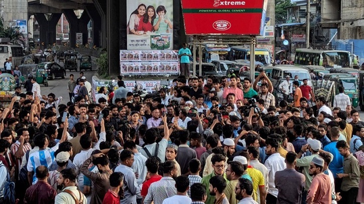 গোপালগঞ্জ হামলার প্রতিবাদে চট্টগ্রামে বিক্ষোভ ও প্রতীকী অবরোধ
