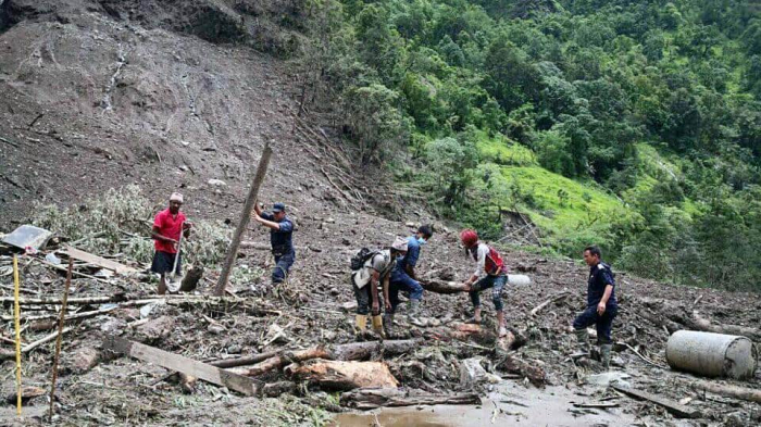 নেপালে ভারী বৃষ্টিপাতের কারণে ভূমিধসের সৃষ্টি