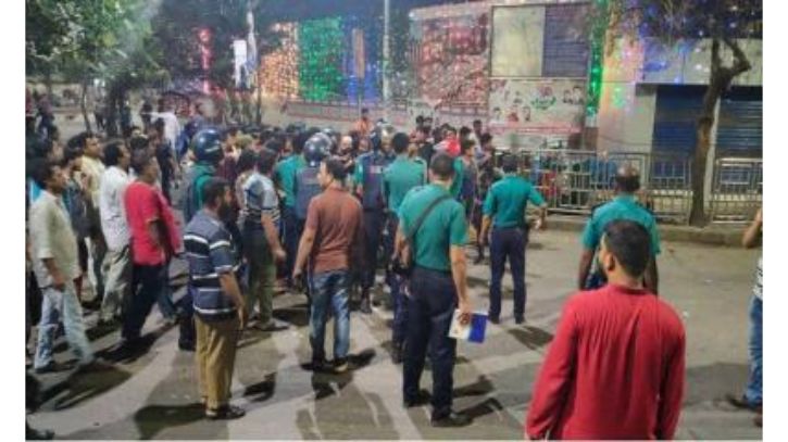 নিউমার্কেট খুলতে না দেওয়ার ঘোষণা দিল ঢাকা কলেজের শিক্ষার্থীরা