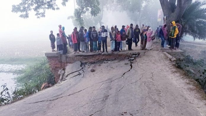 কালভার্ট ভেঙে ময়মনসিংহ-টাঙ্গাইল মহাসড়কে যোগাযোগ বিচ্ছিন্ন