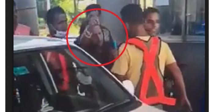 খুলনায় পুলিশকে শ্রমিকলীগ নেতার স্ত্রীর মারধর