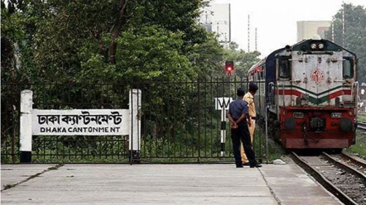 রাজধানীতে ট্রেনের ছাদ থেকে পড়ে দুই যুবকের মৃত্যু