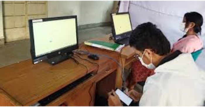 টিকা নিবন্ধনের সার্ভার ডাউনে মানুষের দুর্ভোগ
