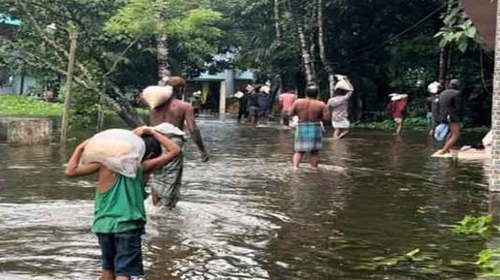 নোয়াখালীতে পানি কমছে, ত্রাণ বিতরণ অব্যাহত