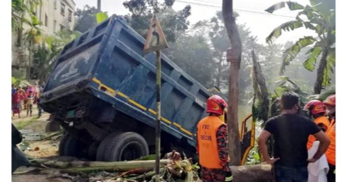 বেপরোয়া ট্রাক কেড়ে নিল কিশোরের প্রাণ