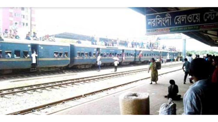 অশালীন পোশাক পরায় নরসিংদী রেলওয়ে স্টেশনে তরুণীকে হেনস্তা