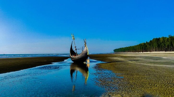 কক্সবাজারের সৈকতে গরমের মাঝে নিঃশব্দ শান্তি