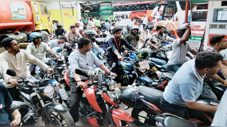 ঘণ্টার পর ঘণ্টা অপেক্ষা, তবুও মিলছে না কাঙ্ক্ষিত তেল