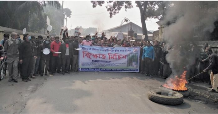 সেতাবগঞ্জে থালা হাতে চিনিকল শ্রমিকদের ভুখা মিছিল