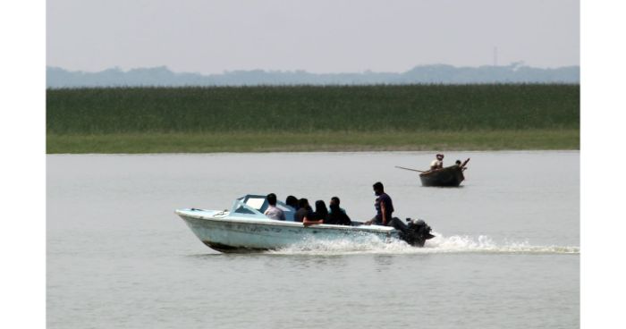 পদ্মায় অবৈধভাবে যাত্রী পারাপার