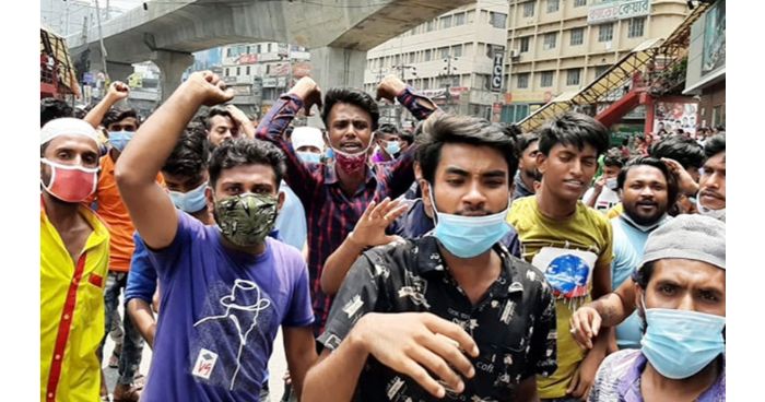 ঈদের ছুটি বাড়ানোর দাবিতে গার্মেন্টস শ্রমিকদের বিক্ষোভ