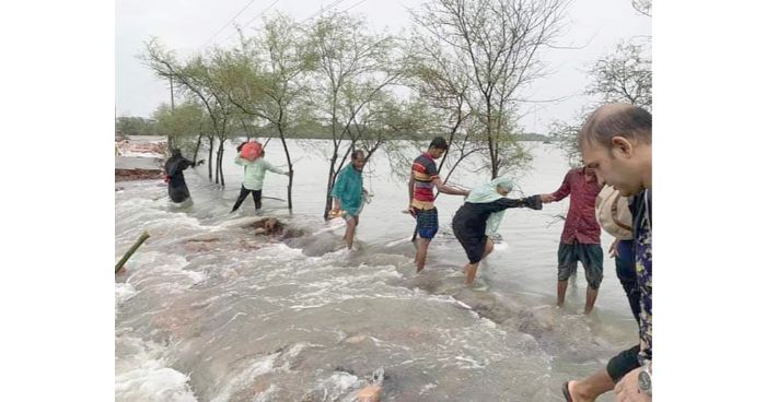 পানিতে ভাসছে স্রোতজ বনভূমির উপকূল
