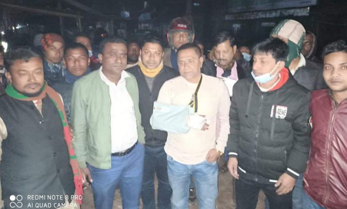 আ.লীগের দুই গ্রুপে সংঘর্ষ, থামাতে গিয়ে কুড়ালের কোপ খেলেন ওসি