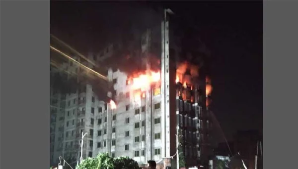 পাঁচ ঘণ্টায়ও নিয়ন্ত্রণে আসেনি ডেমরার গোডাউনের আগুন