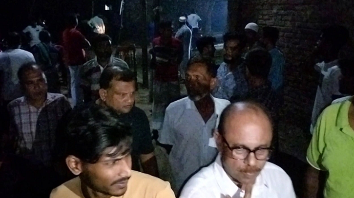 অটোরিকশা চার্জ দিতে গিয়ে মৃত্যুর কোলে ঢলে পড়লেন দুইজন