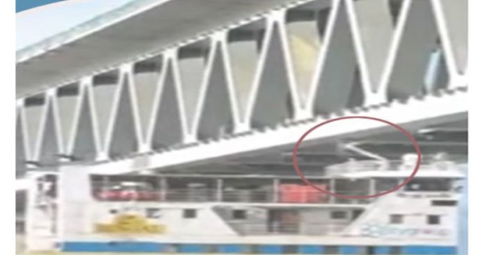 পদ্মা সেতুর স্প্যানের সঙ্গে ধাক্কা, ভেঙে গেছে ফেরির মাস্তুল
