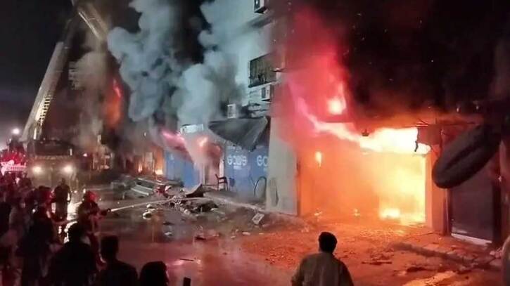 করাচিতে শপিং মলে আগুনে নিহত অন্তত ৬, আহত ২০