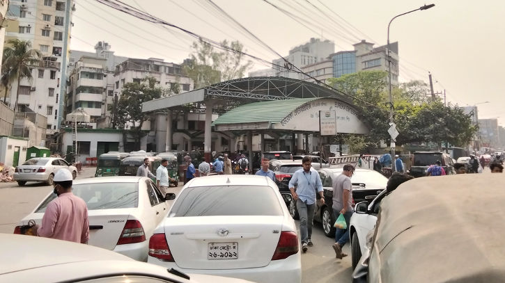 ‘হুজুগে’ পাম্পে পাম্পে তেল কেনার হিড়িক
