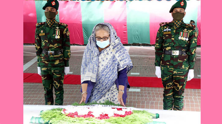 বঙ্গবন্ধুর সমাধিতে ফুল দিয়ে শ্রদ্ধা জানালেন প্রধানমন্ত্রী
