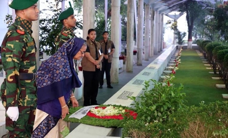 রাসেল ও পরিবারের অন্যান্য শহীদদের প্রতি  প্রধানমন্ত্রীর শ্রদ্ধা