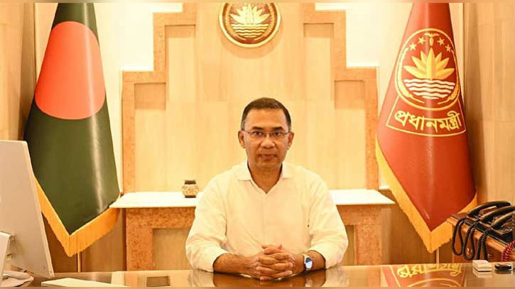 ‘চলেন যুদ্ধে যাই’, বাড়ির দরজা খুলে বললেন প্রধানমন্ত্রী