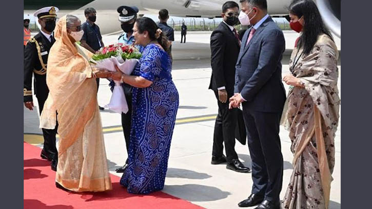 নয়া দিল্লীতে বাংলাদেশের প্রধানমন্ত্রীকে লাল গালিচা অভ্যর্থনা
