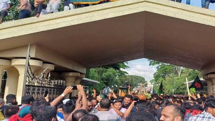প্রধানমন্ত্রীর কার্যালয়ে হাজারো মানুষ, গান বাজিয়ে উল্লাস