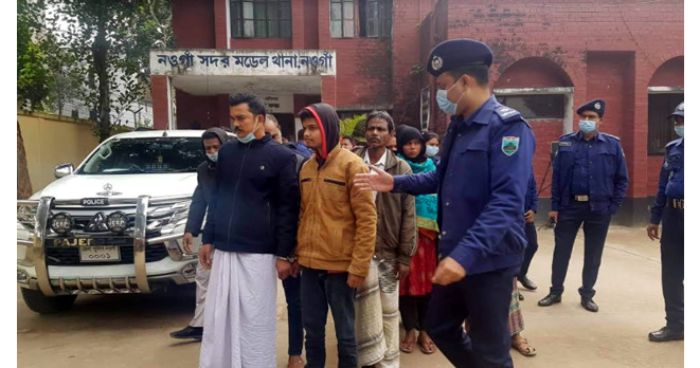 নওগাঁয় প্রতারক চক্রের ৭ সদস্য আটক