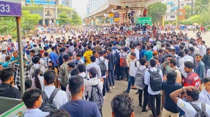 ছয় দাবিতে তেজগাঁওয়ে সড়ক অবরোধে পলিটেকনিক শিক্ষার্থীরা