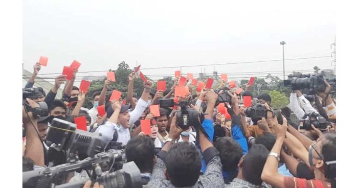 লাল কার্ড হাতে রামপুরার রাস্তায় শিক্ষার্থীরা
