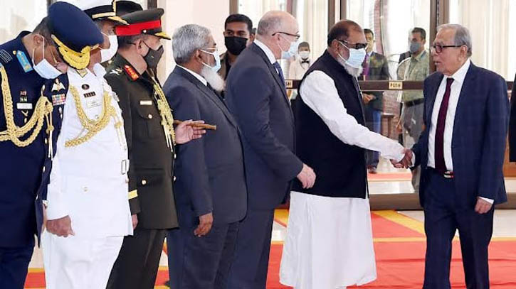 স্বাস্থ্য পরীক্ষা শেষে দেশে ফিরেছেন রাষ্ট্রপতি