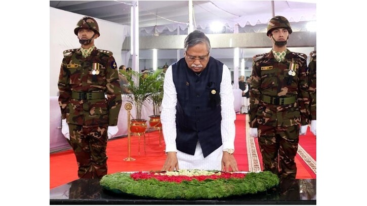 ধানমন্ডিতে বঙ্গবন্ধুর প্রতিকৃতিতে রাষ্ট্রপতির শ্রদ্ধা