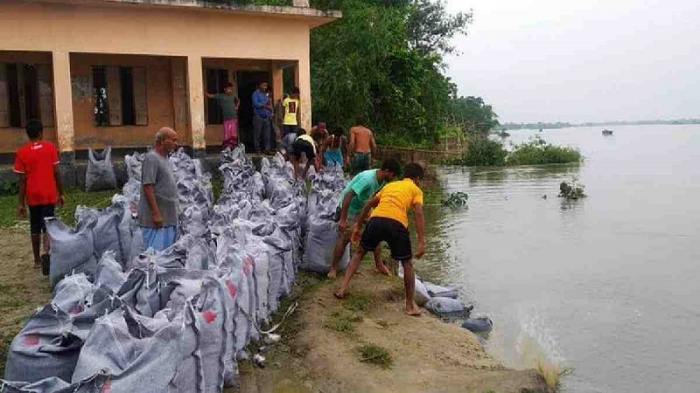 মাদারীপুরের সরকারি বিদ্যালয়-কাম-সাইক্লোন শেল্টার ভবনটি হেলে পড়েছে