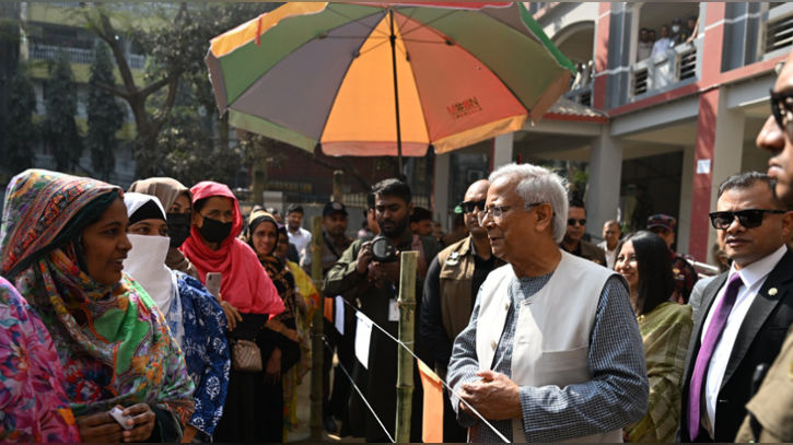 কেমন ভোট হচ্ছে, ঘুরে দেখলেন প্রধান উপদেষ্টা
