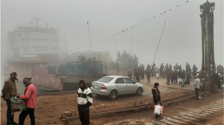 ঘন কুয়াশায় দৌলতদিয়া-পাটুরিয়া ফেরি চলাচল  বন্ধ