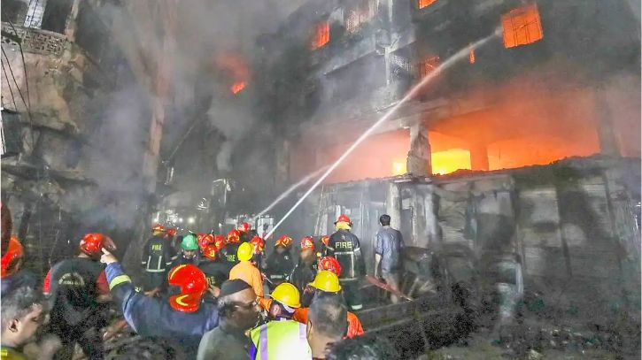 নারায়ণগঞ্জের বাজারে ভয়াবহ আগুন