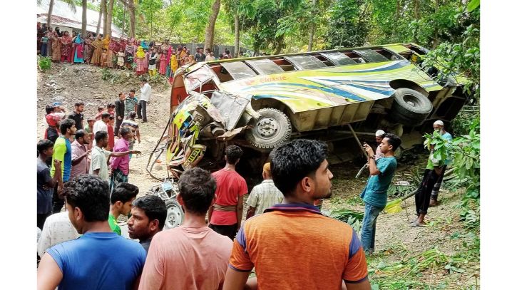 নিয়ন্ত্রণ হারিয়ে মোটরসাইকেলে বাসের ধাক্কায় নিহত ২
